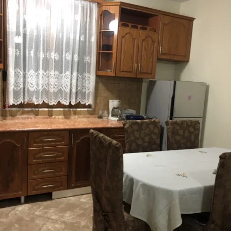 Tirane, jepet me qera Vile 2 Katshe 140 m² 500 Euro