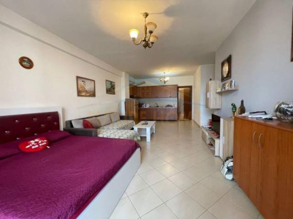Tirane, jap me qera apartament 1+1 Kati 7, 58 m² 300 Euro (Unaza e Re)