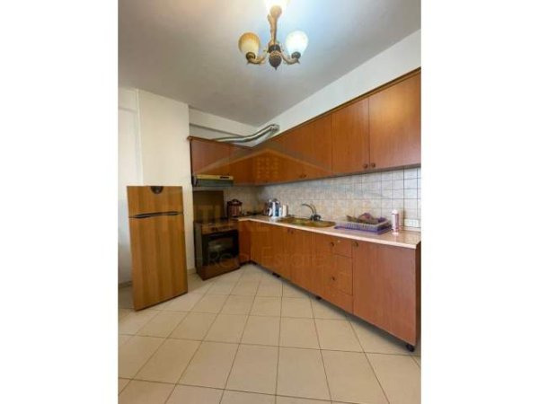 Tirane, jap me qera apartament 1+1 Kati 7, 58 m² 300 Euro (Unaza e Re)