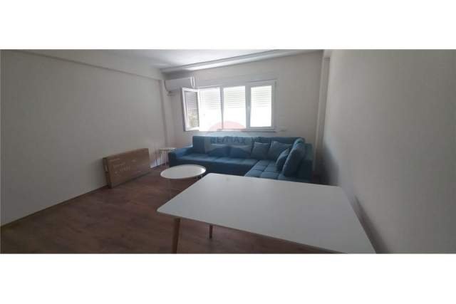 Tirane, jepet me qera apartament 1+1 Kati 5, 75 m² 600 Euro (Bllok)