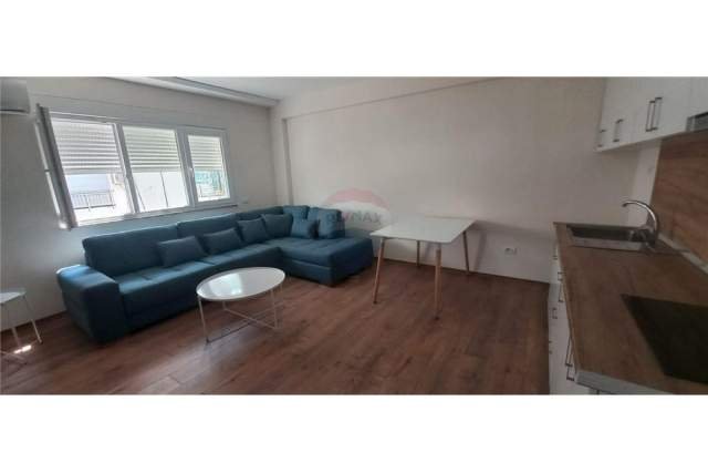 Tirane, jepet me qera apartament 1+1 Kati 5, 75 m² 600 Euro (Bllok)