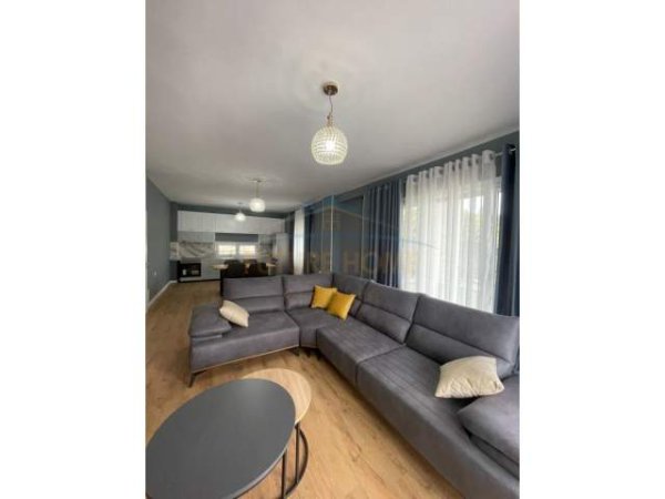 Tirane, jepet me qera apartament 2+1 Kati 2, 850 Euro (Kopshti Botanik)