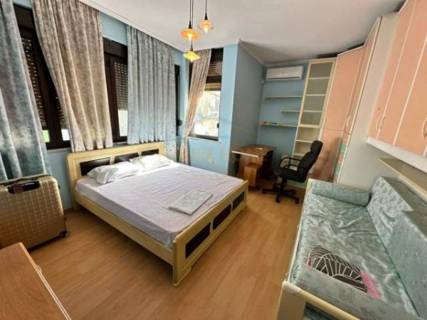 Tirane, jepet me qera apartament 2+1+BLK Kati 4, 117 m² 1.000 Euro (BLLOKU)