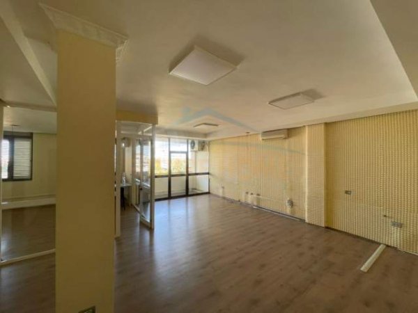 Tirane, jepet me qera zyre Kati 0, 110 m² 1.250 Euro (BLLOKU)