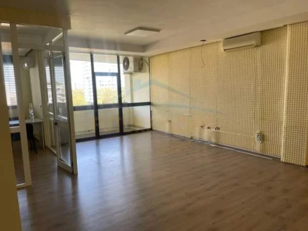 Tirane, jepet me qera zyre Kati 0, 110 m² 1.300 Euro (BLLOKU)