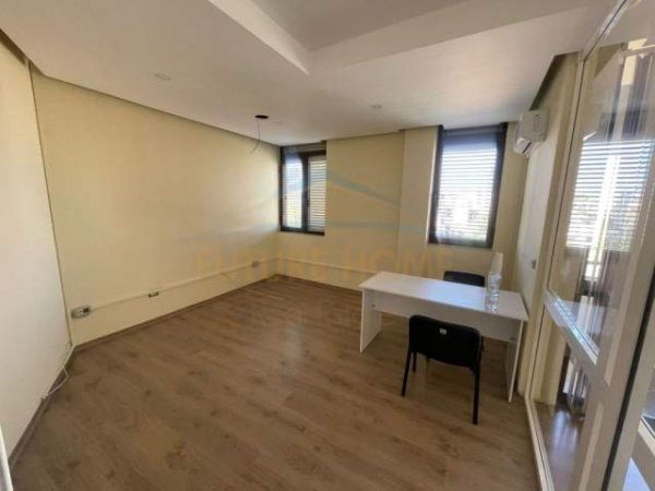 Tirane, jepet me qera zyre Kati 0, 110 m² 1.250 Euro (BLLOKU)