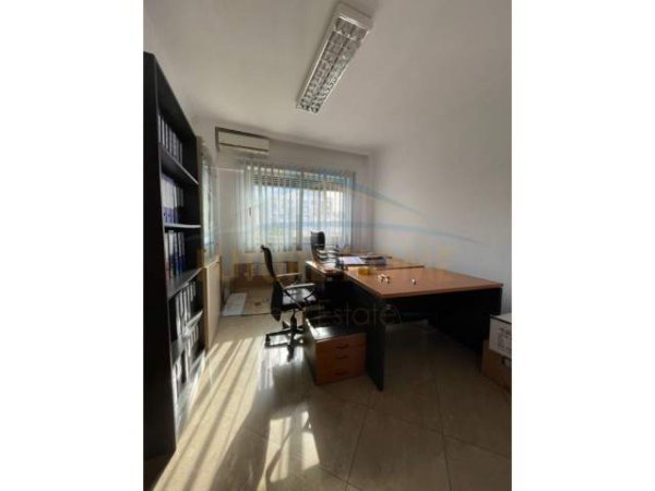 Tirane, jepet me qera apartament 3+1 Kati 3, 133 m² 1.000 Euro (Rruga e Elbasanit)