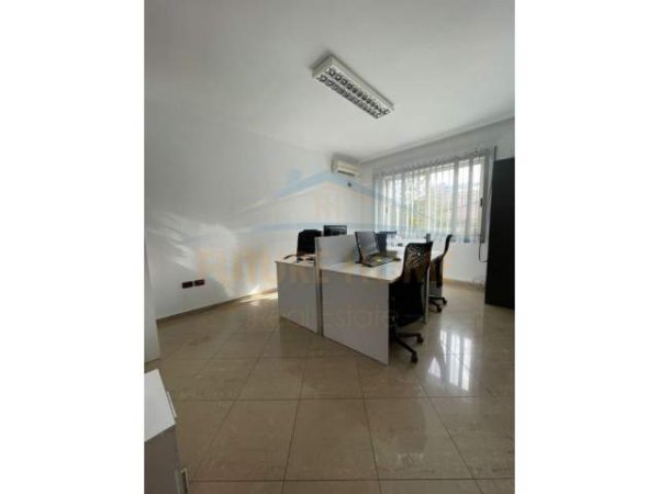Tirane, jepet me qera apartament 3+1 Kati 3, 133 m² 1.000 Euro (Rruga e Elbasanit)