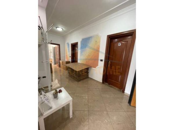 Tirane, jepet me qera apartament 3+1 Kati 3, 130 m² 1.000 Euro (Rruga e Elbasanit)