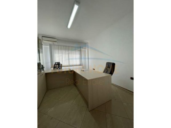 Tirane, jepet me qera apartament 3+1 Kati 3, 130 m² 1.000 Euro (Rruga e Elbasanit)