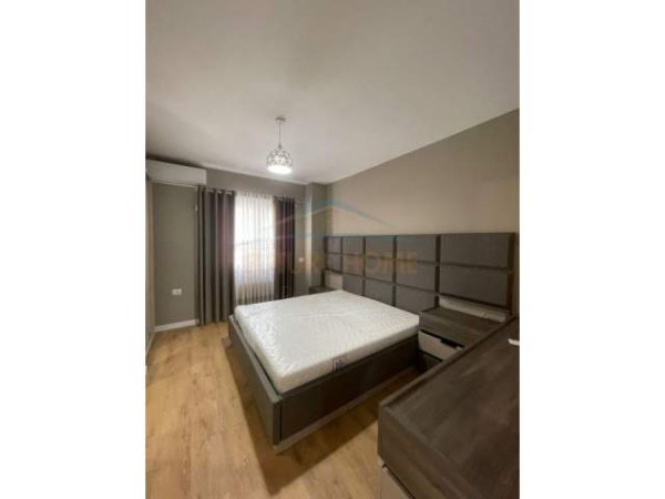 Tirane, jepet me qera apartament 2+1 Kati 2, 850 Euro (Kopshti Botanik)