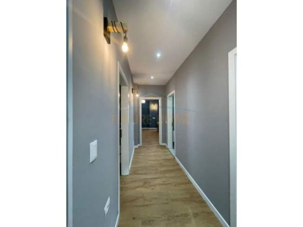 Tirane, ofert apartament 2+1 Kati 2, 135 m² 850 Euro (Kopshtit Botanik, pranë Xhamisë)