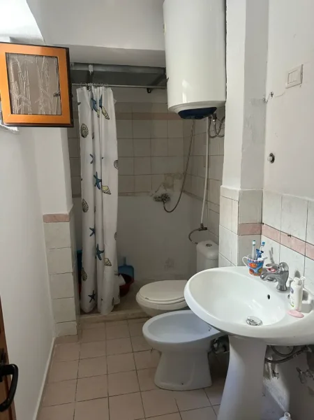 Durres, jepet me qera apartament 2+1+Ballkon Kati 6, 100 m² 280 € (Përballë Gropës Arkeologjike)