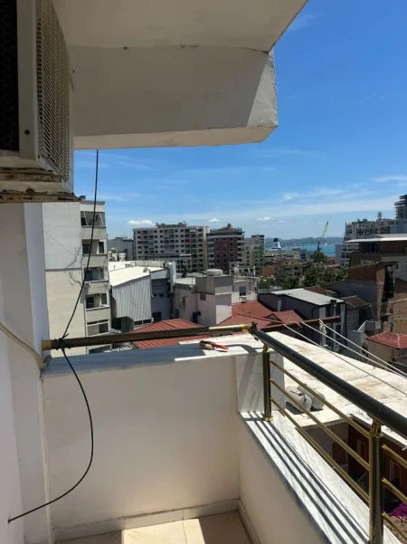 Durres, jepet me qera apartament 2+1+Ballkon Kati 6, 100 m² 280 € (Përballë Gropës Arkeologjike)
