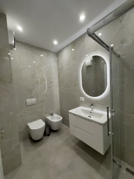 Tirane, jepet me qera apartament 1+1+Ballkon Kati 4, 68 m² 600 € (Rruga Jordan Misja)