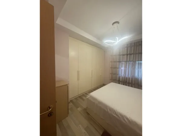 Tirane, jepet me qera apartament 2+1 Kati 2, 84 m² 650 € 