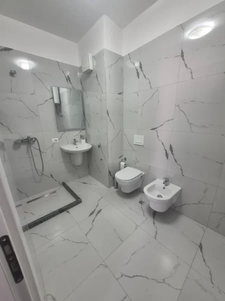 Tirane, jepet me qera ambjent biznesi Kati 5, 120 m² 900 € (Zogu i Zi)