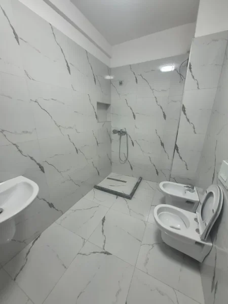 Tirane, jepet me qera ambjent biznesi Kati 5, 120 m² 900 € (Zogu i Zi)