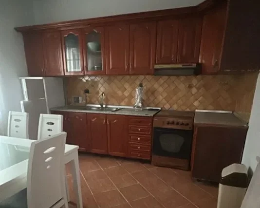 Tirane, jepet me qera apartament 3+1 Kati 1, 90 m² 400 € (allias)