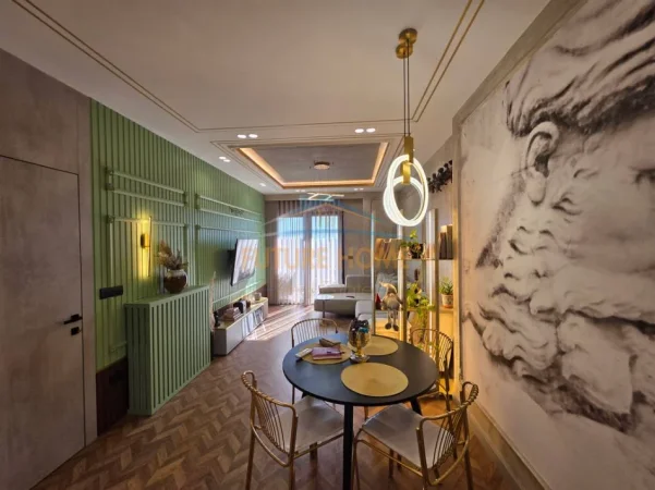 Tirane, jepet me qera apartament 1+1+Ballkon Kati 21, 62 m² 1.100 € (KOMPLEKSI GARDEN BUILDING)