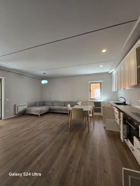 Tirane, jepet me qera apartament 2+1+Ballkon Kati 3, 125 m² 1.100 € (Kompleksi Delijorgji)