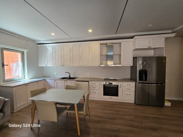 Tirane, jepet me qera apartament 2+1+Ballkon Kati 3, 125 m² 1.100 € (Kompleksi Delijorgji)