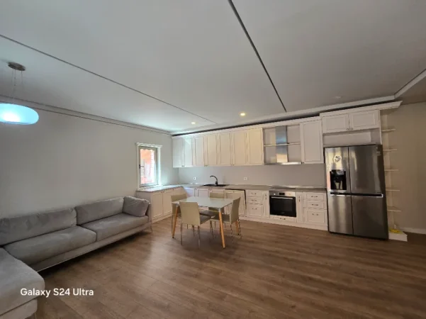 Tirane, jepet me qera apartament 2+1+Ballkon Kati 3, 125 m² 1.100 € (Kompleksi Delijorgji)