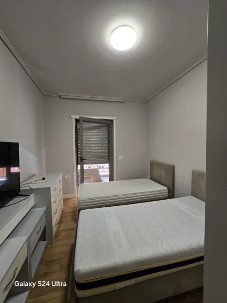 Tirane, jepet me qera apartament 2+1+Ballkon Kati 3, 125 m² 1.100 € (Kompleksi Delijorgji)