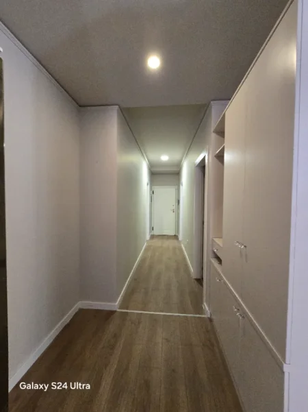 Tirane, jepet me qera apartament 2+1+Ballkon Kati 3, 125 m² 1.100 € (Kompleksi Delijorgji)