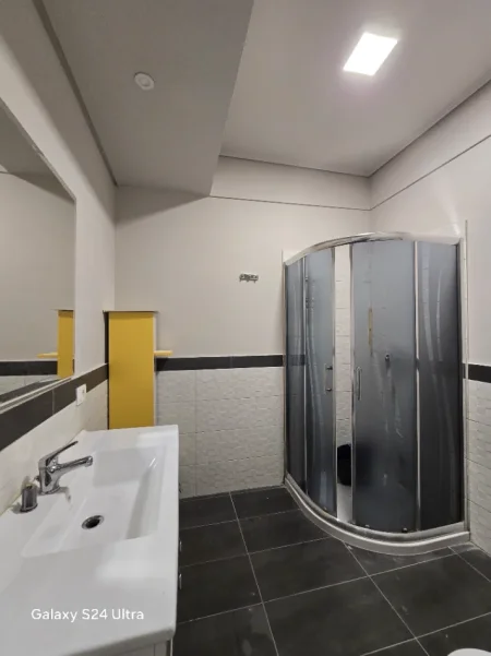 Tirane, jepet me qera apartament 2+1+Ballkon Kati 3, 125 m² 1.100 € (Kompleksi Delijorgji)