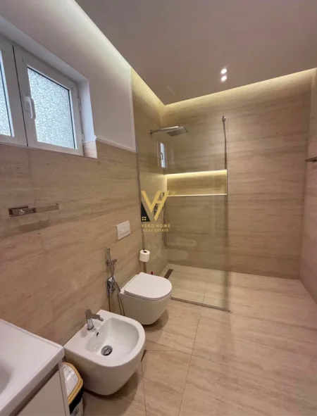 Tirane, jepet me qera garsonier 1+1+Ballkon Kati 2, 35 m² 520 € (RRUGA E BARRIKADAVE)