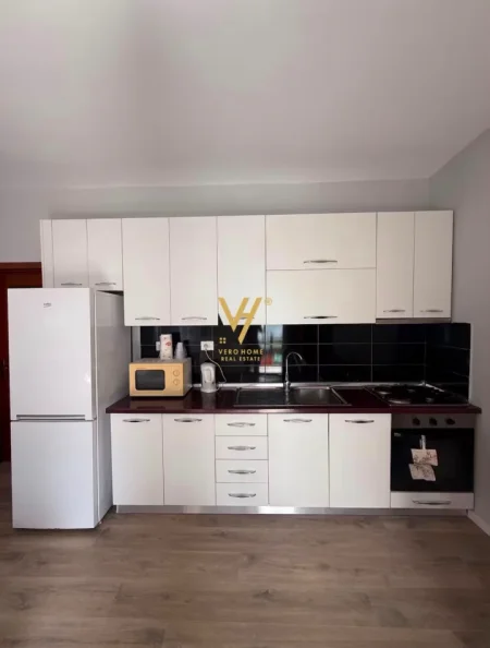 Tirane, jepet me qera garsonier 1+1+Ballkon Kati 2, 35 m² 520 € (RRUGA E BARRIKADAVE)