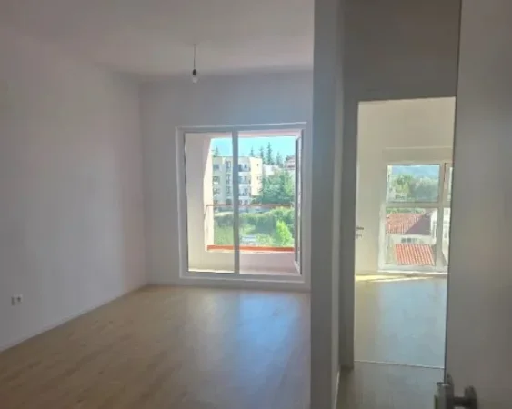 Tirane, jepet me qera zyre Kati 9, 60 m² 350 € (rruga ali demi)