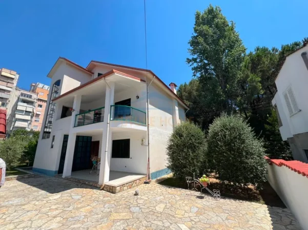 Tirane, shitet shtepi Vile 3 Katshe , 360 m² 375.000 € (FRESK)