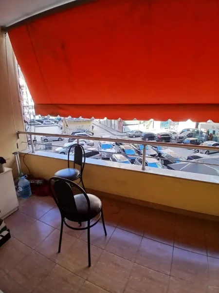 Tirane, jepet me qera apartament 1+1 Kati 1, 75 m² 400 € (Rruga Loni Ligori, tek bar Universi)