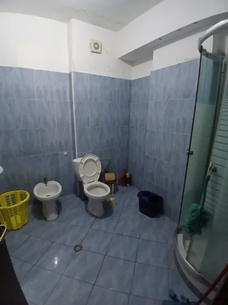 Tirane, jepet me qera apartament 1+1 Kati 1, 75 m² 400 € (Rruga Loni Ligori, tek bar Universi)