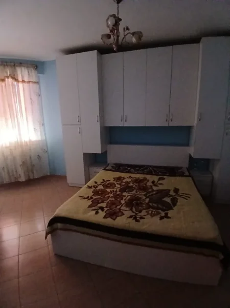 Tirane, jepet me qera apartament 1+1 Kati 1, 75 m² 400 € (Rruga Loni Ligori, tek bar Universi)