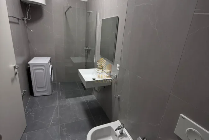 Tirane, jepet me qera apartament 1+1+Ballkon Kati 4, 70 m² 500 € (5 Maji)