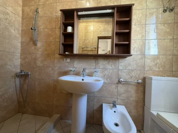Tirane, jepet me qera apartament 1+1+Ballkon Kati 6, 60 m² 600 € (Rruga Skënderbeg)
