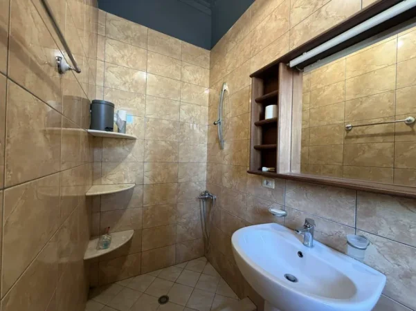 Tirane, jepet me qera apartament 1+1+Ballkon Kati 6, 60 m² 600 € (Rruga Skënderbeg)