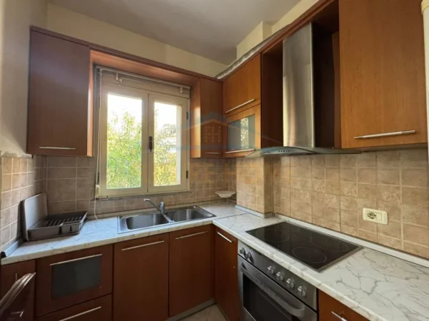Tirane, jepet me qera apartament 1+1 Kati 1, 70 m² 480 € (Ministria e Jashtme,Brryl)