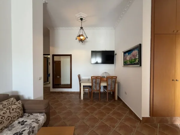 Tirane, jepet me qera apartament 1+1+Ballkon Kati 6, 71 m² 600 € (BLLOKU I AMBASADEVE)