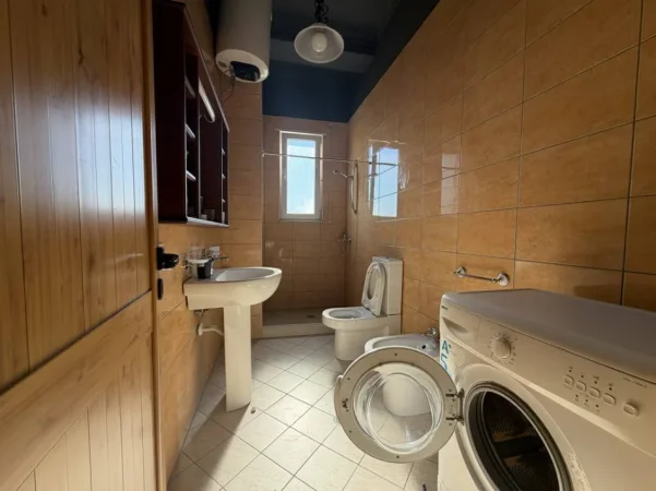 Tirane, jepet me qera apartament 1+1+Ballkon Kati 6, 71 m² 600 € (BLLOKU I AMBASADEVE)