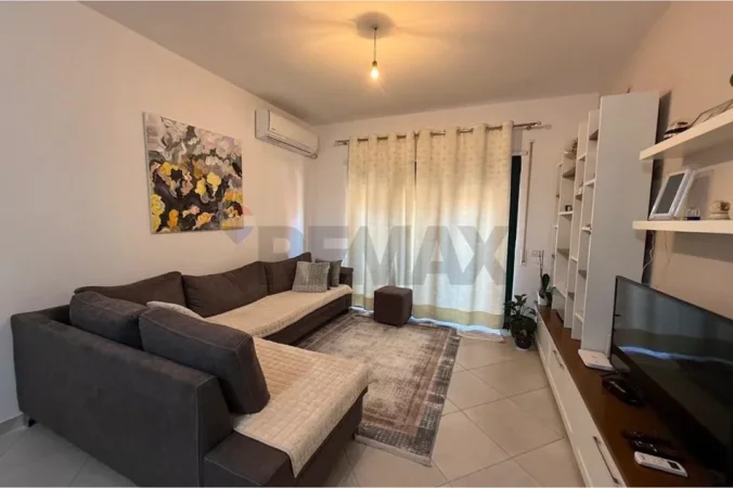 Tirane, jepet me qera apartament 1+1 , 500 € (Fusha Aviacionit)