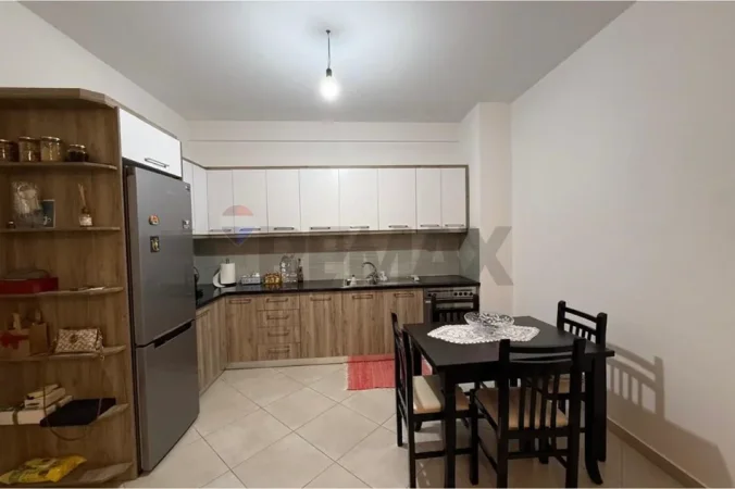 Tirane, jepet me qera apartament 1+1 , 500 € (Fusha Aviacionit)