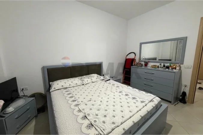 Tirane, jepet me qera apartament 1+1 , 500 € (Fusha Aviacionit)