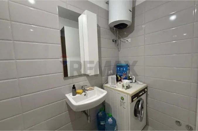 Tirane, jepet me qera apartament 1+1 , 500 € (Fusha Aviacionit)