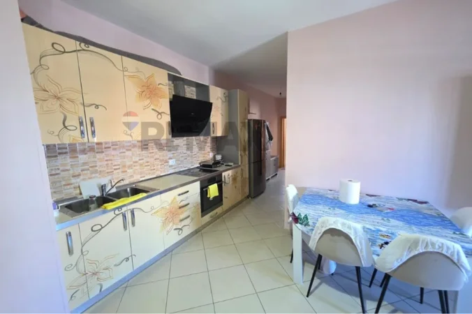 Vlore, jepet me qera apartament 2+1+Ballkon Kati 6, 110 m² 450 € (Rruga Fiqirete Musta, Vlore)