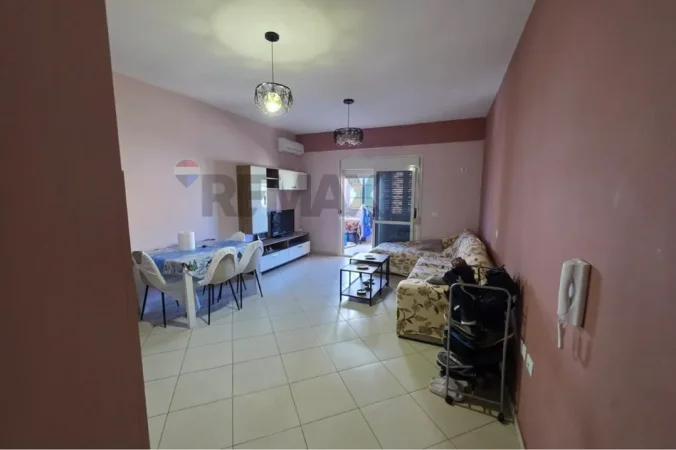 Vlore, jepet me qera apartament 2+1+Ballkon Kati 6, 110 m² 450 € (Rruga Fiqirete Musta, Vlore)