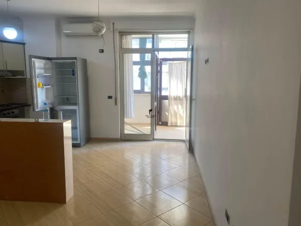 Tirane, jepet me qera zyre Kati 3, 93 m² 700 € (PAZARI I RI)